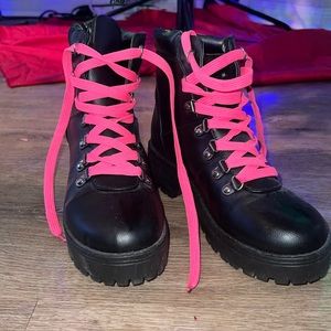 Neon pink and black combat boots!!! 🥾🩷